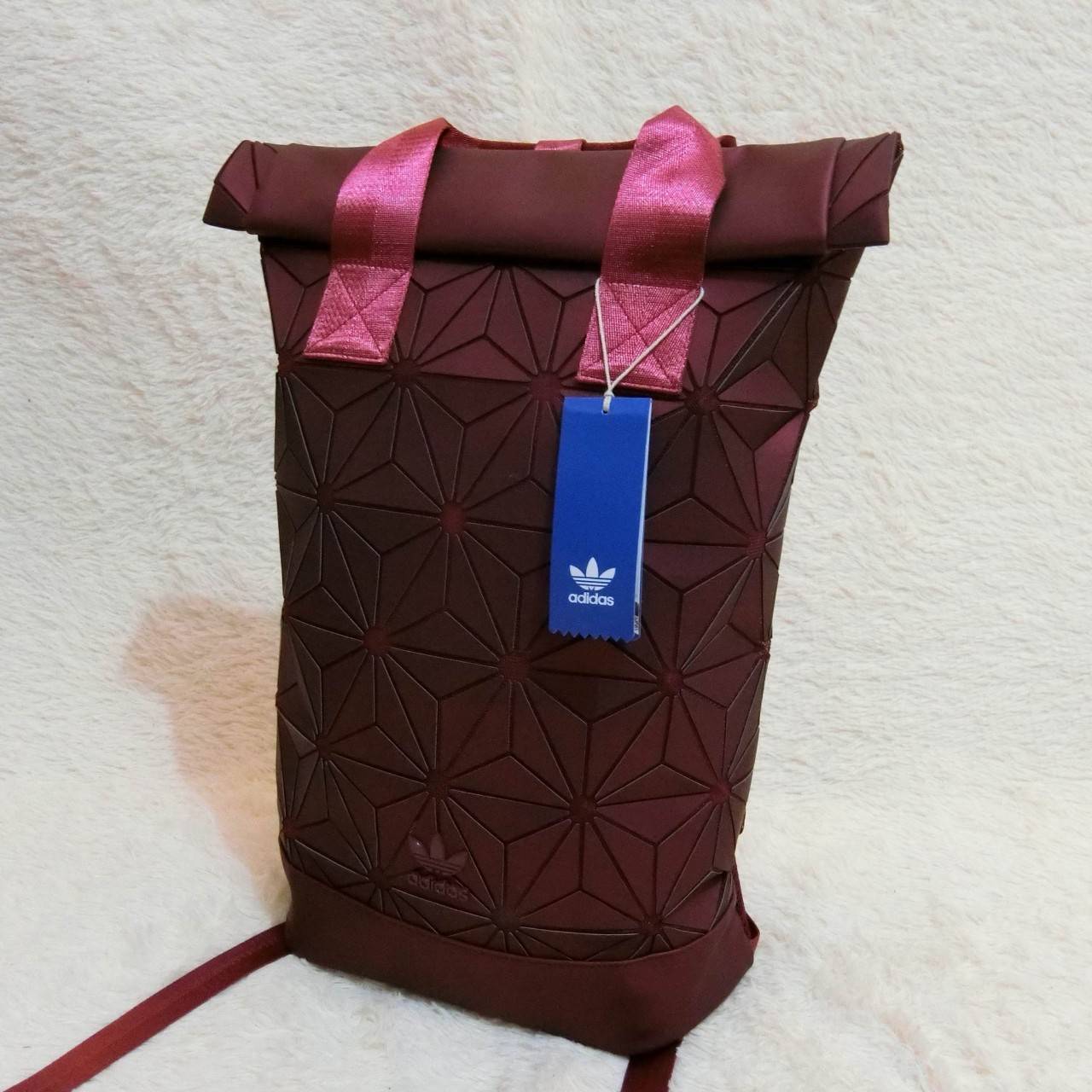 Adidas Originals BP Roll Top 3D Mesh 2017 Backpack Bag DH0100 กระเป๋าเป้สะพายหลัง ดีไซน์แบบ 3 มิติ วัสดุ polyurethane สีดำด้าน โดยใช้ลูกเล่น ของเหลี่ยมและมุมเชื่อมเข้าหากัน ออกแบบกระเป๋า เป็นเหมือนถุงทรงสูง ในส่วนปากกระเป๋าเป็นแบบตีนตุ๊กแก ม้วนพับ และติดก