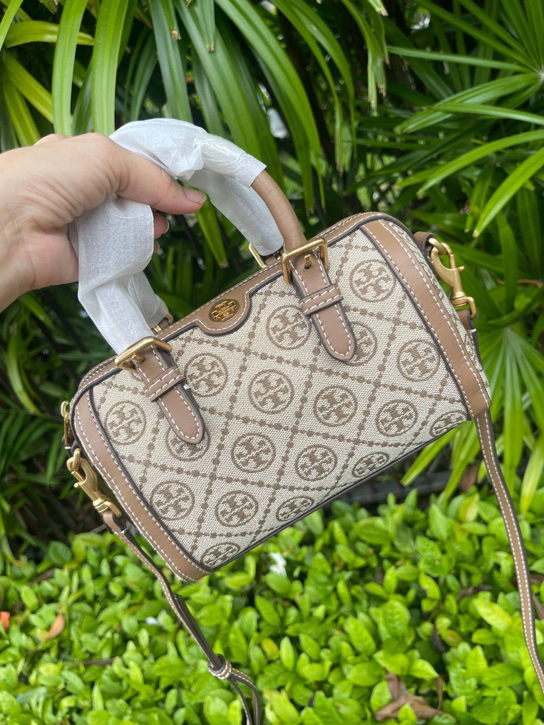 small: Tory burch T Monograme Jacquaed Mini Duffle Bag เป็นทรงกระเป๋าที่มีความฮอตฮิตตลอดกาล ด้วยรูปทรงคลาสสิคและเหมาะใช้งานเข้ากับทุกสถานการณ์ ไม่ว่าจะเป็นกระเป๋าสะพายไหล่ เพิ่มความคล่องตัวและเข้าได้กับทุกลุค ไม่ว่าจะเป็นวันสบายๆ หรือวันที่ต้องออกไปทำกิจก