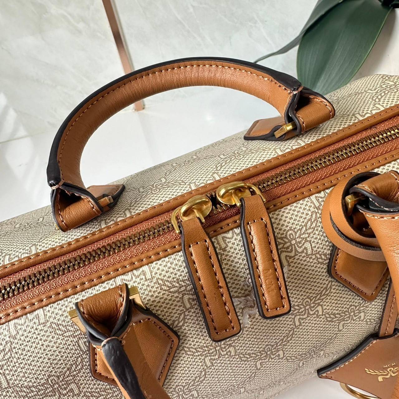 Small M.C.M Ella Boston bag in Lauretos pattern กระเป๋าทรงหมอนยอดฮิต คอลเลคชั่นใหม่ ไม่มีเอ้าท์ เกรดท็อปออริ 1:1 สลับแท้ ใช้งานต่างประเทศได้