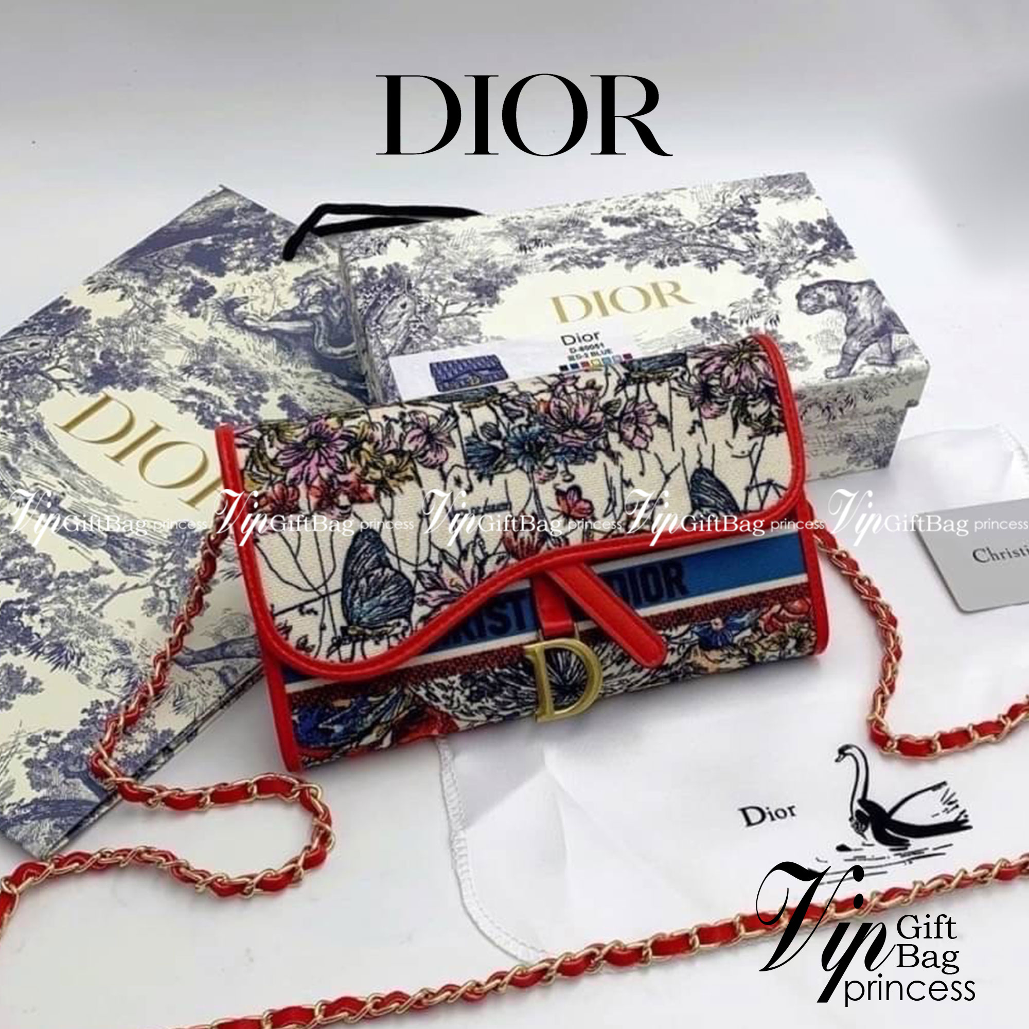 DIOR LONG WALLET WITH CHAIN MONOGRAM / DIOR WALLET กระเป๋าสตางค์ใบยาวพร้อมสายสะพายโซ่อะไหล่ทองสลับหนัง ขนาดกำลังน่ารัก เป็นเอกลักษณ์ของความหรู วัสดุแคนวาสแท้และผ้า Jacquard อย่างดี ผสมผสานความสง่างามและคลาสสิกที่เข้ากับยุคสมัย ด้านหน้าโดดเด่นด้วยซิกเนเจอร