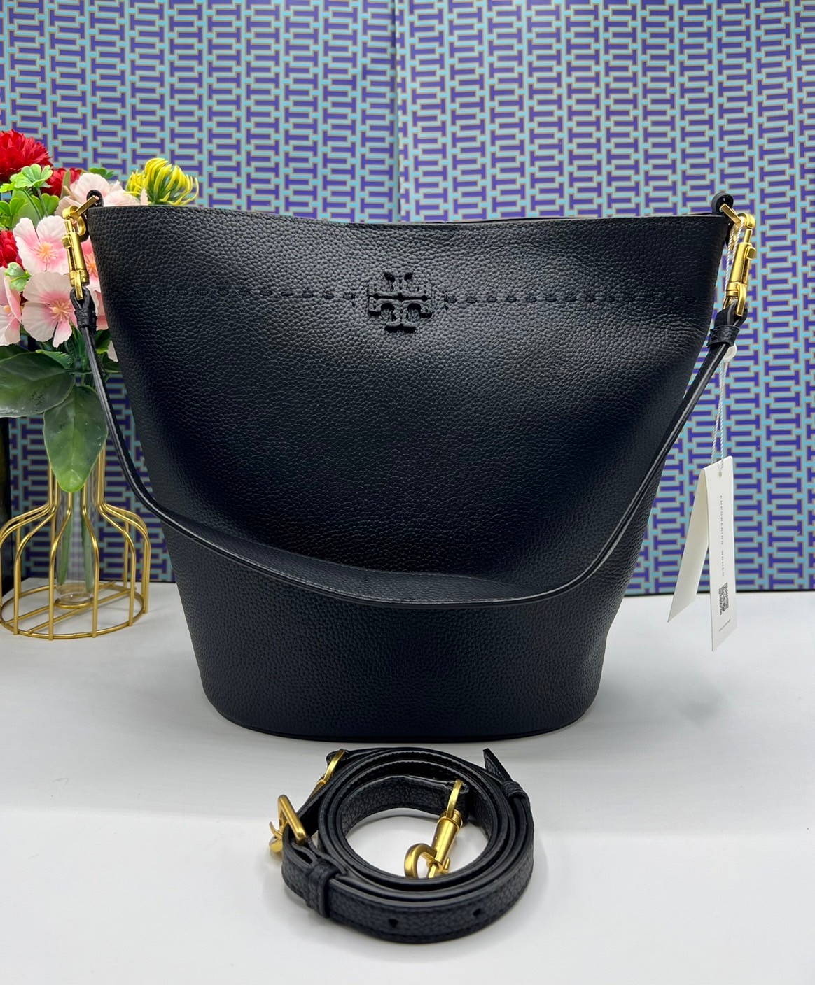 Tory Burch McGraw Bucket bag / Tory Burch Mcgraw Double T Logo Plaque Bucket Bag พร้อมส่ง 4 สี กระเป๋าสะพายหรือถือคล้องแขนทรงถัง จุของได้เยอะใบนี้ตอบโจทย์ได้ดีมาก โทนสีเรียบง่าย แฝงไปด้วยความดูดี สุขุมและเป็นผู้ใหญ่