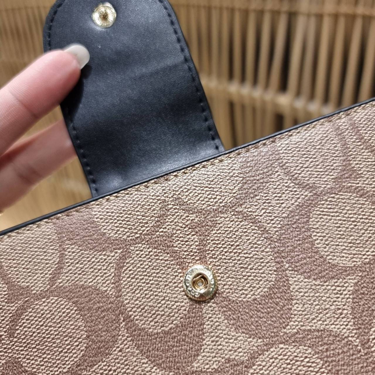 พร้อมส่ง 7 สี COACH C2874 TECH WALLET IN COLORBLOCK SIGNATURE CANVAS จัดให้สีใหม่ก่อนใคร!! ดีไซน์ใหม่ คอลเลคชั่นสวยหรู กระเป๋าสตางค์พร้อมสายคล้องมือ ง่ายต่อชีวิตมากจ้า!! มันดีอะไรเบอร์นี้ ใส่ได้ทั้งบัตร และโทรศัพท์ก็ใส่ได้ทุกรุ่น แถมยังมีช่องซิปแยกไปอีก ช