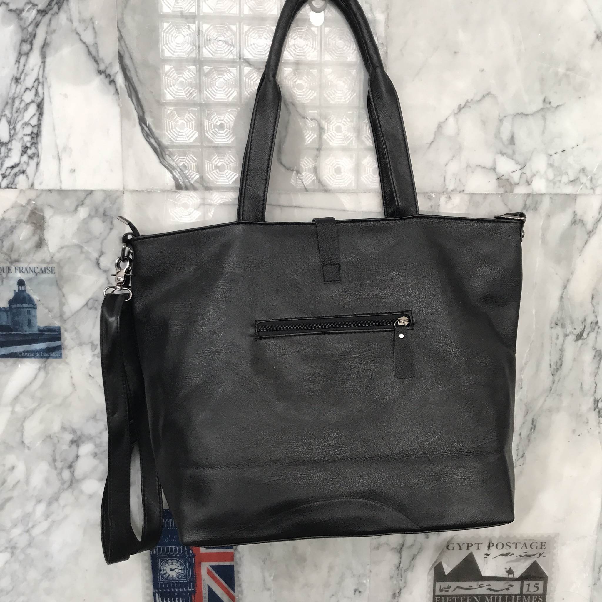 David Jones New Arrival Cool black สวยมาก ทรง Tote ชอบถือกันมากๆ บอกเลยใบนี้ ของจริงสวยคะ หนังนิ้ม นิ่ม ค่า 😁❤️ 〰〰〰〰〰 รุ่นใหม่ล่าสุด หนังนิ่ม อะไหล่ดำ ภายใน มี ช่อง 3 ช่องใหญ่ แบ่งเก็บของได้คุ้ม เป็นสัดส่วนดีคะ น้ำหนักเบา จุของได้คุ้มคะ มีส