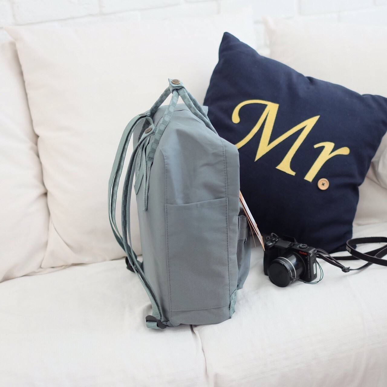 Kanken backpack กระเป๋าเป้สุดฮิต คุณสมบัติมีความทนทานสูงและสามารถกันน้ำ ทำจากเส้นใยพิเศษ เรียกว่า Vinylon-F มีซิปกลางที่เปิดเข้าไป ส่วนข้างในกระเป๋า ด้านในจะมีโฟมสำหรับรองแผ่นหลัง สะพาย สะพายสบายค่ะ เหมาะเป็นกระเป๋าเป้ที่สะพายไปโรงเรียน วันว่างสบายๆ หรือเ