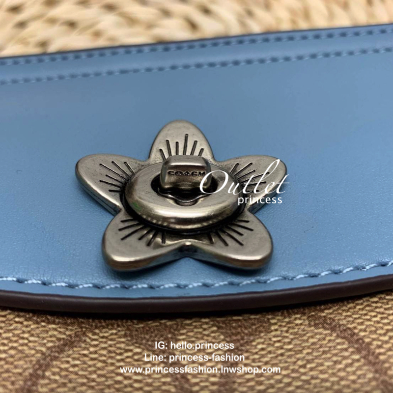 COACH FLAP CLUTCH BAG กระเป๋าคล้องมือใบใหญ่ วัสดุ pvc อย่างดี ด้านหน้ามีช่องใส่ของหนึ่งช่อง เปิดปิดช่องหลักแบบซิปที่ตับเป็นสายคล้องมือได้ในตัว ภายในกว้าง ใส่ของได้เยอะเลยค่ะ มีช่องใส่บัตร 6ช่อง เป็นอีกรุ่นที่น่าใช้ แนะนำควรมีไว้สักใบค่ะ มีมาพร้อมส่ง 2สีน่