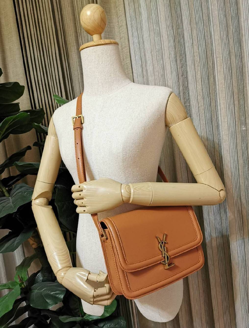 VIP 】YVES SAINT LAURENT BAG VIP GIFT WITH PURCHASE (GWP) Must Have! พร้อมส่งความสวย..items หายาก! พรีเมี่ยมกิ้ฟ Limited จาก YSL DUTY FREE COUNTER วัสดุหนังแท้ Calf skin ทรงสี่เหลี่ยมหนังสวยหรูอยู่ทรงเปิดปิดด้วยฝาปิดโลโก้แบรนด์อะไหล่ทอง ภายในโล่งมีLogo มีช