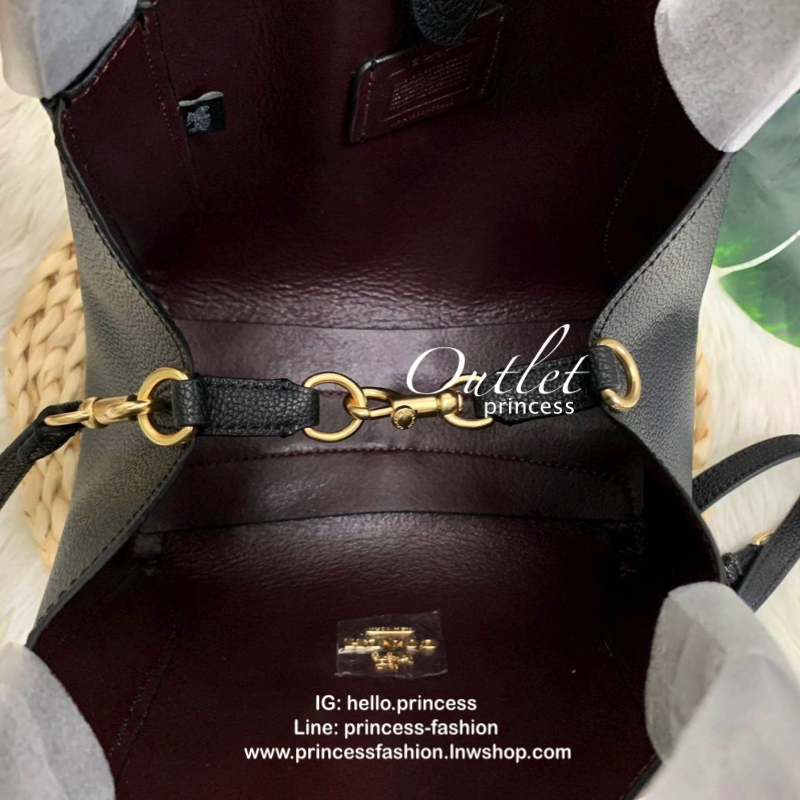 COACH HADLEY HOBO 21 BAG กระเป๋าถือหรือสะพายข้าง เรียบหรู หนังแท้ลายโทโก หนังนิ่ม ปรับเปลี่ยนได้ 2 ทรง ปากกระเป๋ามีกระดุมแม่เหล็ก พร้อมตะขอเกี่ยว ภายในกว้าง ใส่ wallet ยาว mini iPad และของใช้ได้จุ พร้อมสายสะพายยาส ถอด ปรับระดับได้ค่ะ Must have!