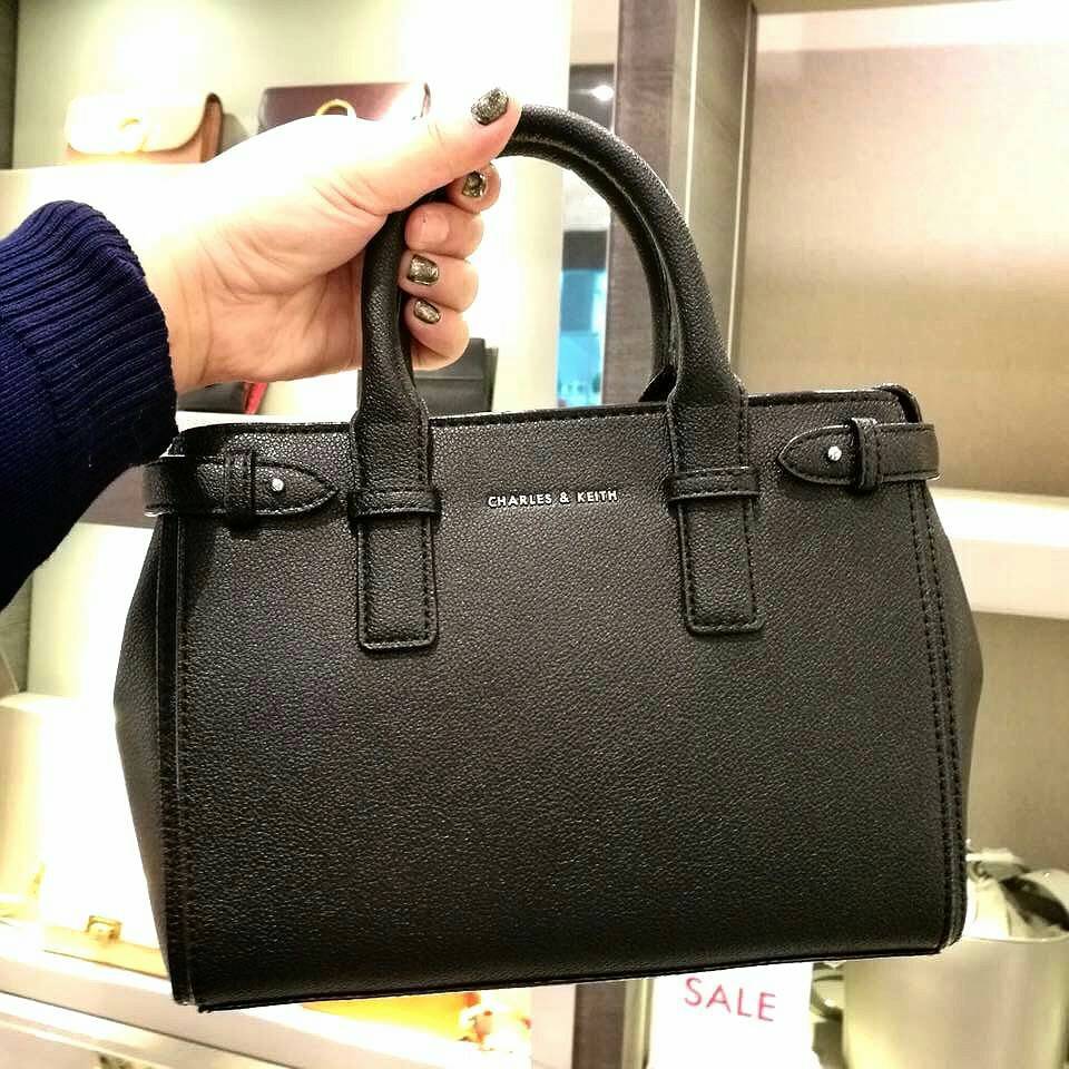 CHARLES & KEITH BASIC TOP HANDLE BAG กระเป๋าถือหรือสะพายรุ่นใหม่ชน shop ดีไซน์สวย อยู่ทรง ขนาดกำลังดี น้ำหนักเบา ด้านหน้าประดับโลโก้แบรนด์ เปิดปิดด้วยซิปสะดวกใช้ ด้านข้างมีสายรัดปรับทรงกระเป๋าค่ะ ภายในมีช่องซิป ใส่กระป๋าสตางค์ใบยาว mini iPad ได้ค่ะ มีหมุด