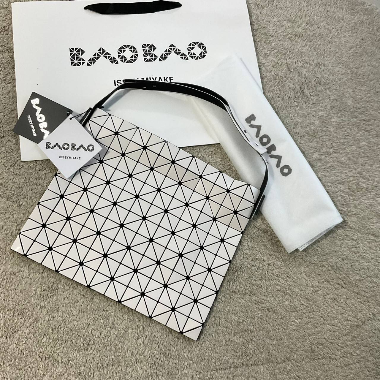 รุ่นใหม่ล่าสุด! พร้อมส่งที่ไทย! BAO BAO ISSEY MIYAKE BAGUETTE HANDBAG (LARGE) กระเป๋าสะพายไหล่จากทรงสวย วัสดุ 100% POLYVINYL CHLORIDE ด้านในใส่ของได้กำลังดีเลย ใส่ไอแพดมินิ กระเป๋าสตางค์ยาวได้ สมุดโน้ตได้สบายเลย วัยทำงานหรือวัยนักศึกษา อย่างน้อยต้องมีแบรน