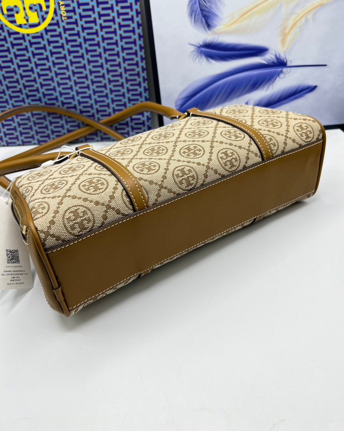 TORY BURCH Small T Monogram Marshmallow Satchel / Tory Burch tote handbag พร้อมส่ง 2 สี ใหม่ล่าสุด กระเป๋าสะพายไหล่ดีไซน์สุดทันสมัย ตัดเย็บสวยงาม ผ้า jacquard ตัดหนัง เปิด-ปิดแบบซิป มีช่องแบ่ง 2 ช่อง มีซิปลับด้านใน ใส่ของได้เยอะมากๆ ค่ะ