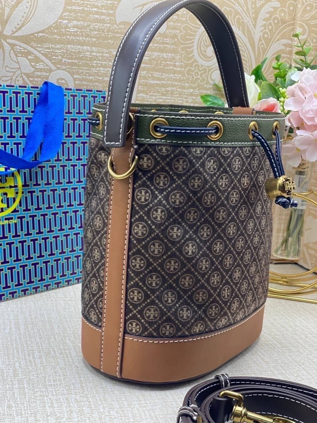 TORY BURCH T Monogram Calf Hair Bucket Bag MEDIUM ไอเท็มใหม่ที่ใครๆก็รอ กระเป๋าบัคเก็ตทรงสวย ที่ยังคงให้ความโดดเด่นด้วยลวดลายเอกลักษณ์ เพิ่มเติมดีไซน์บล็อคสี ตัดกันได้อย่างลงตัว