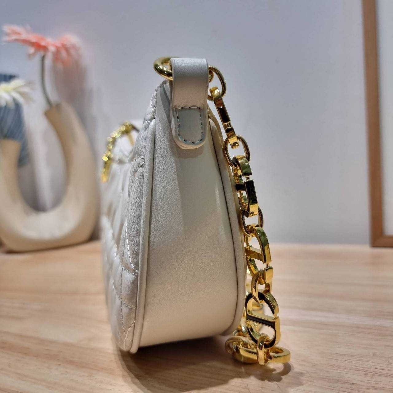 Dior White Supple Macrocannage / CD LOUNGE BAG กระเป๋าสะพายทรงพอช สวยหรู ดีไซน์เรียบ แต่ดูแพง