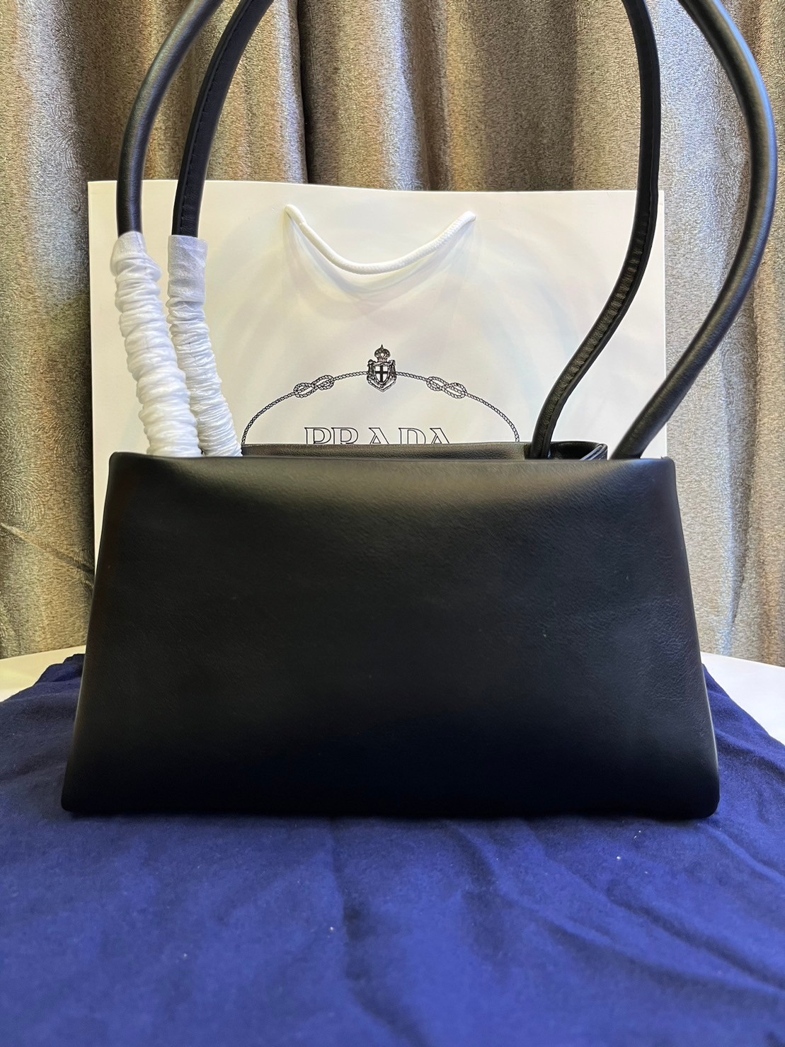 Prada Leather mini-bag / Prada small logo-embossed shoulder bag / PRADA LEATHER HANDBAG พร้อมส่งที่ไทย กระเป๋าถือหูจับในตัวรูปทรงคลาสสิค หนังเรียบสวยหรู ผิวสัมผัสดีงาม **สินค้าเกรดออริจินอล 1:1 สลับแท้