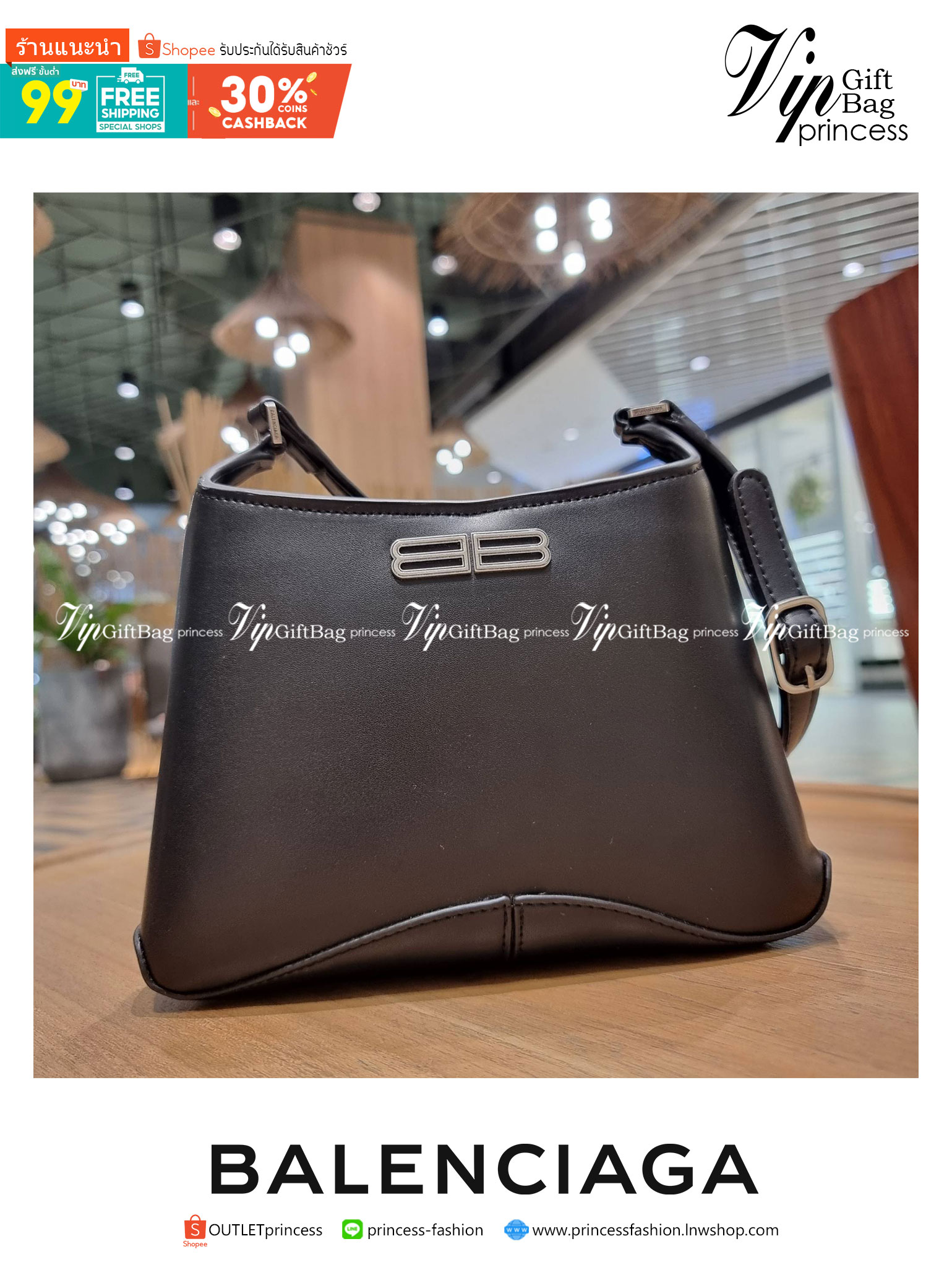 Balenciaga XX small leather shoulder bag กระเป๋าสะพายดีไซน์สวยเลิศ!! ไม่ซ้ำ เอกลักษณ์ที่โดดเด่นด้วยรูปทรง และขนาดที่กำลังเหมาะใช้งาน พร้อมดีไปหมด!! วัสดุสังเคราห์เรียบหรู ปากกระเป๋ามีแถบแม่เหล็กคาดกันของหล่นได้ ภายในกระเป๋าเป็นช่องโล่ง มีช่องซิป และช่องย่