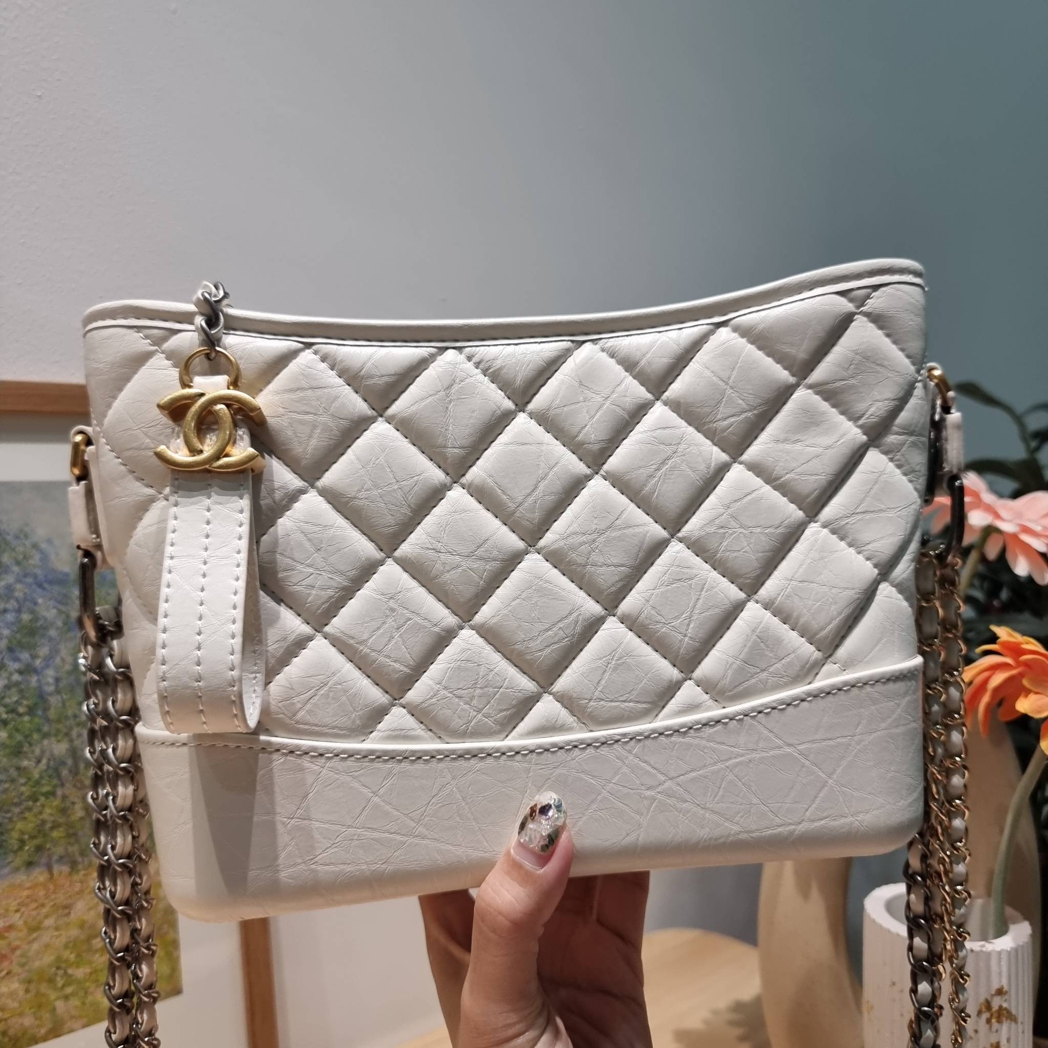 CHANEL Gabrielle Bag Medium สวยคลาสสิค No.1 ต้องยกให้ไอเท็มนี้เท่านั้น กับกระเป๋าสะพายซิกเนเจอร์ ดีไซน์ไม่เหมือนใคร เป็นเอกลักษณ์ ใช้งานได้หลากหลาย สะพายได้ไม่ซ้ำ