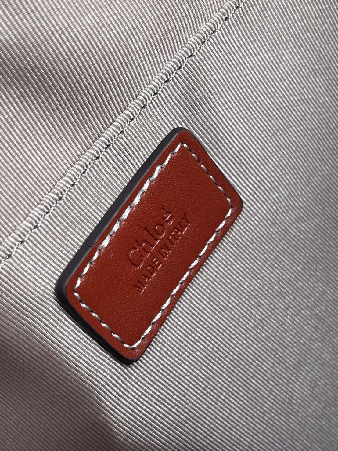 CHLOÉ Woody large leather-trimmed cotton-canvas tote กระเป๋าแบรนด์ดังจากสัญชาติฝรั่งเศส เป็นที่ชื่นชอบของเซเลบริตี โคลเอ้รุ่นนี้เป็นสไตล์วินเทจ เรียบหรูและดูดี ออกแบบมาเพื่อการใช้งานที่ง่ายแสนง่าย และยังจุของได้ไม่น้อยเลยทีเดียว เพิ่มความมีเสน่ห์และแข็งแร