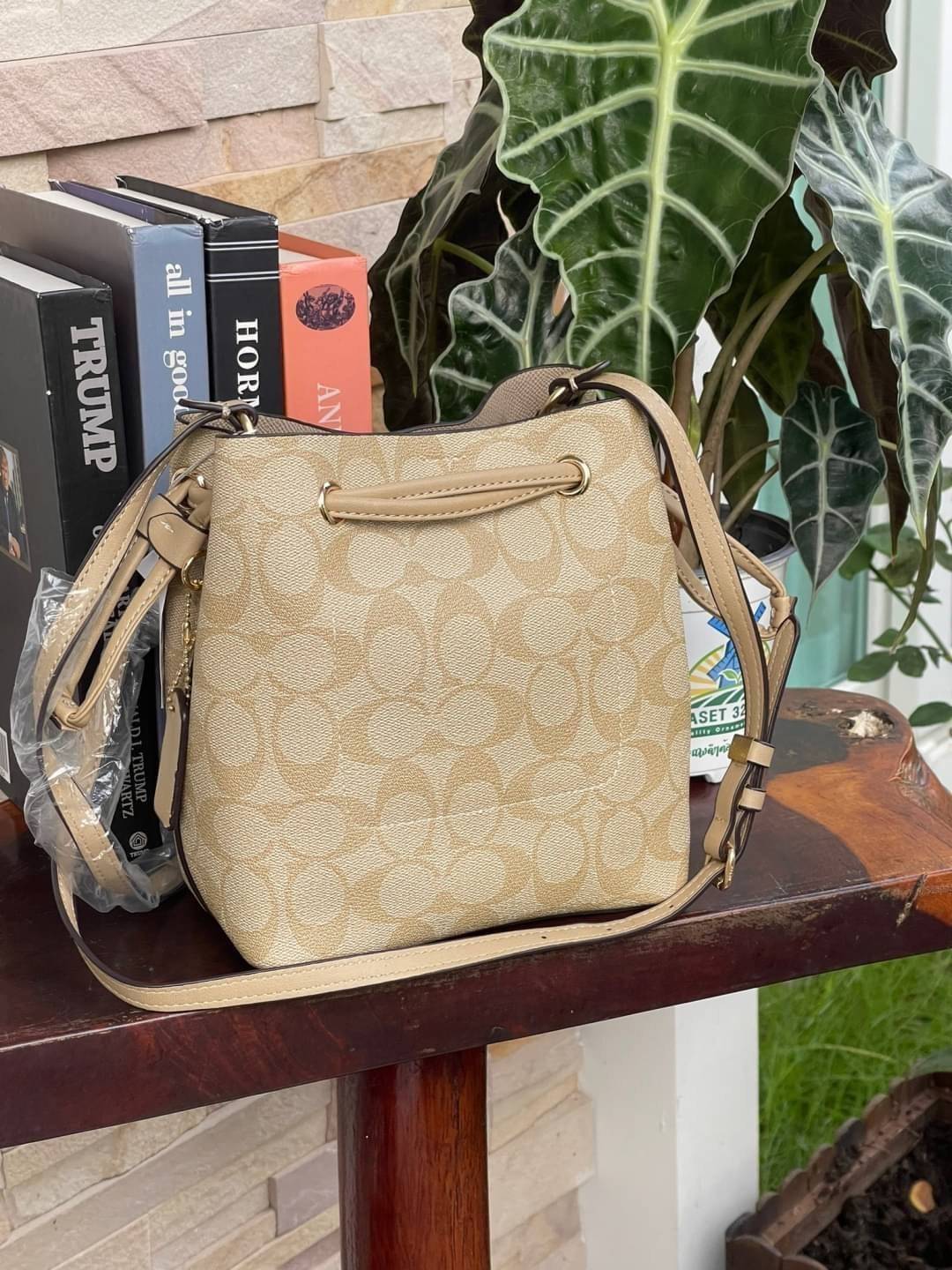 Coach Lena Crossbody Signature Bucket Bag กระเป๋าสะพายไหล่สุดคลาสสิกรุ่นนี้ เป็นรูปทรงถัง ที่สามารถจุของได้กำลังดี สำหรับสาวๆสายแฟชั่นที่ชอบรายละเอียดชิคๆ ดีไซน์เก๋ ด้วยรูปทรงของกระเป๋าที่ออกแบบมาให้ฐานเป็นรูปสี่เหลี่ยมทำให้กระเป๋ายังคงรูปทรงได้ง่าย มีสาย