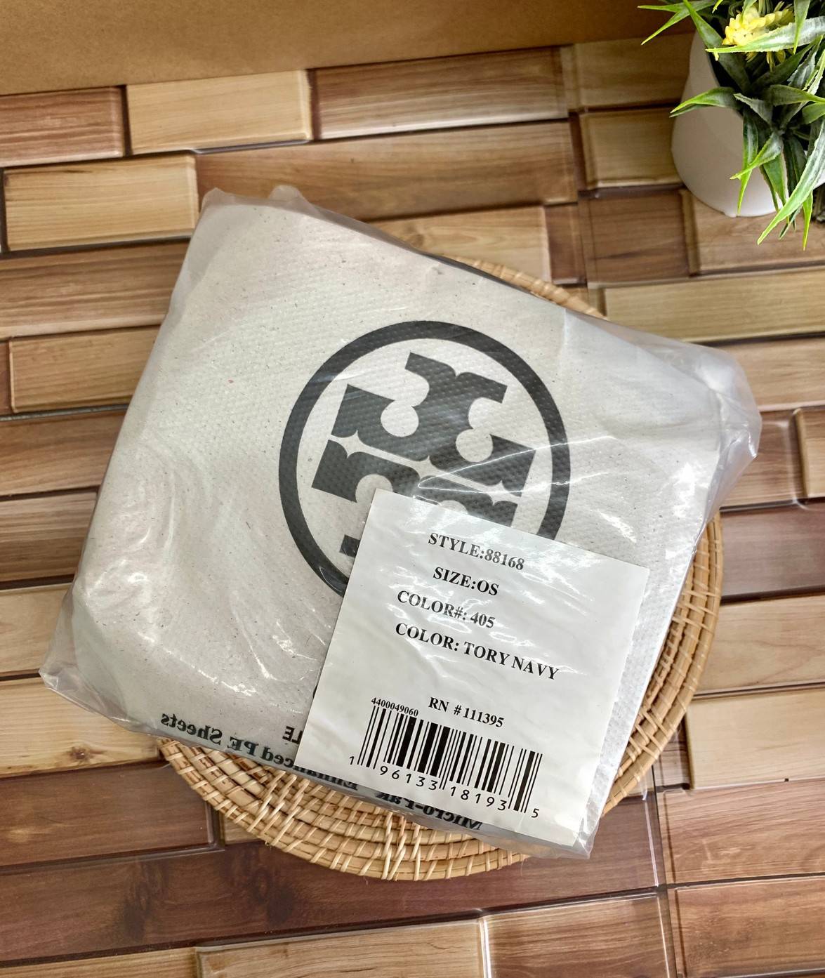 TORY BURCH T MONOGRAM JACQUARD CIRCLE BAG ((Large size)) พร้อมส่งที่ไทย สวยก่อนใครที่นี่! กระเป๋าจาก Tory burch รุ่นนี้มาในสไตล์ทรงวงกลม สุดคลาสสิค ดูคล่องตัวมากขึ้น วัสดุJacquardทอลายแบรนด์+ขอบหนังแท้ ได้ลงตัวสวยงามอยู่เหมือนเดิมค่ะ