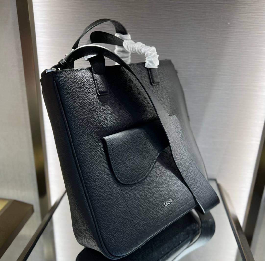 หนังแท้ CHRISTIAN DIOR SADDLE TOTE BAG WITH SHOULDER STRAP Black Grained Calfskin พร้อมส่งที่ไทย เกรดออริจินอลหนังแท้ทั้งใบ ภาพสินค้าถ่ายจากงานขายจริง ใช้งานต่างประเทศได้
