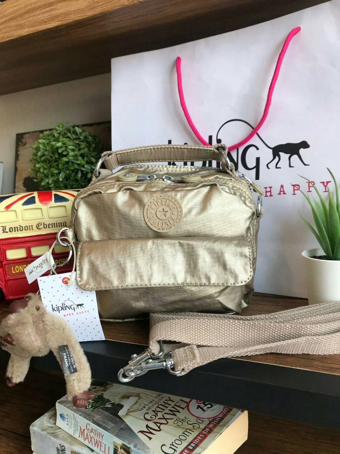 💕 Kipling Messenger Bag กระเป๋าสะพายทรงเหลี่ยมรุ่นใหม่!!ขนาดมินิ สามารถสะพายสายคู่ สายเดี่ยวและเป้ มีหลายช่องใช้งาน ด้านหน้าเป็นช่องเล็กใส่ของจุกจิก ซิปคู่ด้านหน้าภายในมีช่องเล็กแยกเป็นสัดส่วน ซิปเดี่ยวด้านหลังกว้างเพิ่มช่องใส่ของได้อีก1ช่อง ขนาดก