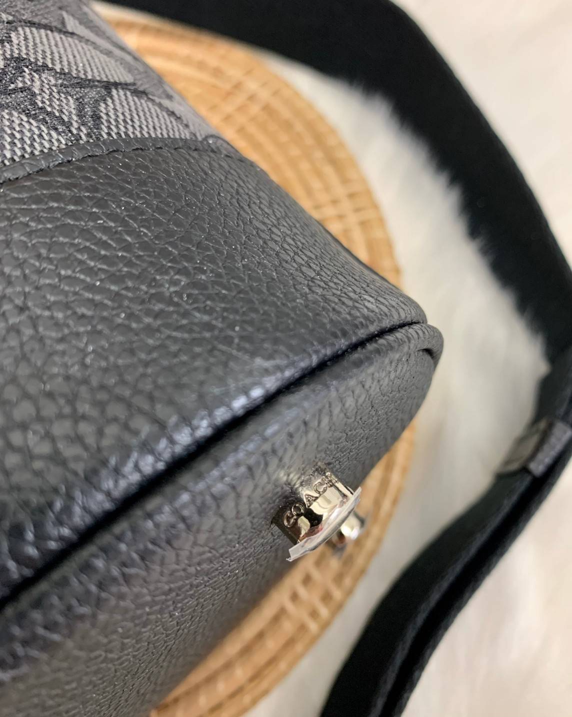 สวยหรู ดูดีมากๆ บอกเลย ไม่มีคือพลาดจร้าา! COACH DEMPSEY DRAWSTRING BUCKET BAG ((C4100//C4102)) พร้อมส่งที่ไทยอีกครั้ง! กระเป๋าทรงขนมจีบ หนังแท้นิ่มสวยมากๆค่ะ จุดเด่นด้านหน้าปั้มโลโก้แบรนด์ ปากกระเป๋าแบบหูรูดใช้งานง่าย ภายในสามารถใส่ของจำเป็นในชีวิตประจำวั