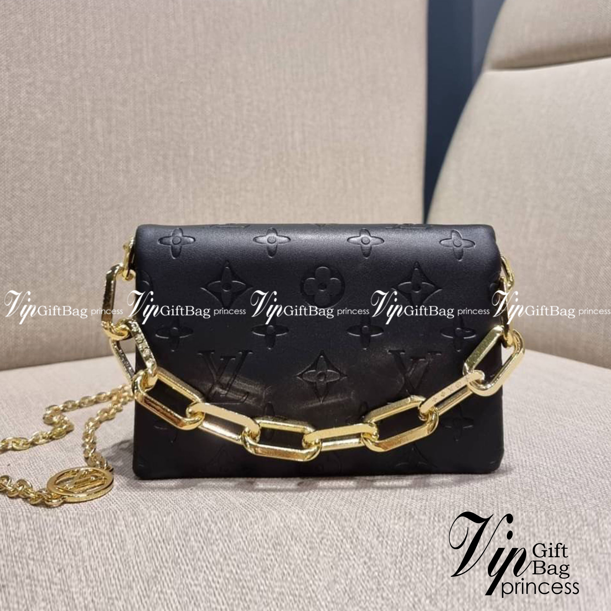 VIP 🥂 LV POCHETTE COUSSIN กระเป๋าสะพายกึ่งคลัชท์ ไซส์มินิ น่ารักมากๆ สุดหรูด้วยวัสดุหนังแกะปั๊มลายสวยคม ฟูนุ่ม สัมผัสดี มาพร้อมสายโซ่ใหญ่ในตัว ดูแพง!! และสายโซ่เล็กสะพายข้างได้กำลังสวย เปิด-ปิดด้วยกระดุมแม่เหล็ก ภานในเป็นช่องโล่ง แบ่งสัดส่วน ใส่ขอ