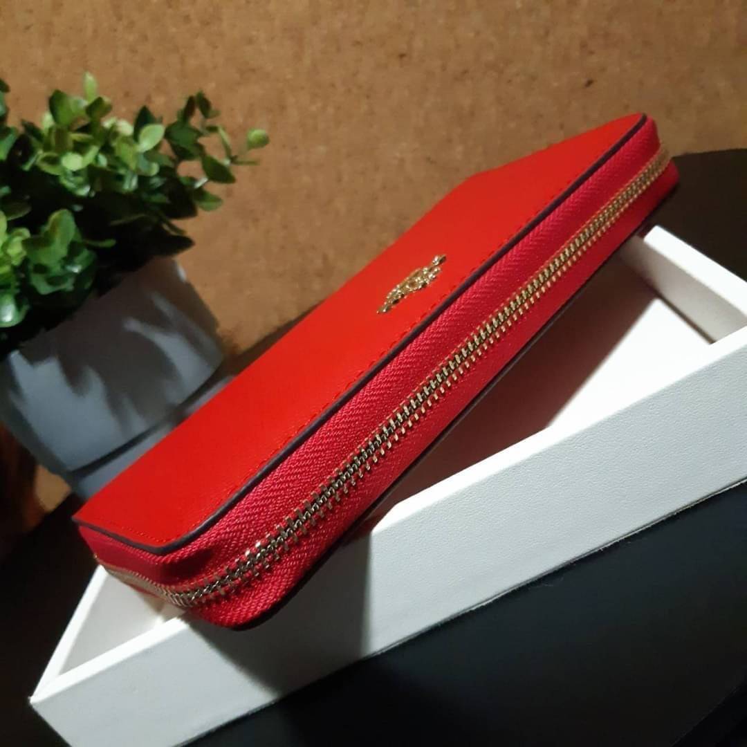 COACH 52372 ACCORDION ZIP WALLET อีกหนึ่งรุ่นคลาสสิค 🔥✔️ กระเป๋าสตางค์ใบยาว สีขายดี!! วัสดุหนัง crossgrain สวยคม ภายในกระเป๋าเป็นหนังแท้สลับผ้า เปิด-ปิดด้วยซิปรอบ รูดใช้งานง่าย ใส่มือถือได้ ใส่บัตร ใส่ธนบัตรได้สบายๆ สวยเกินราคาแบบนี้ สาวๆห้