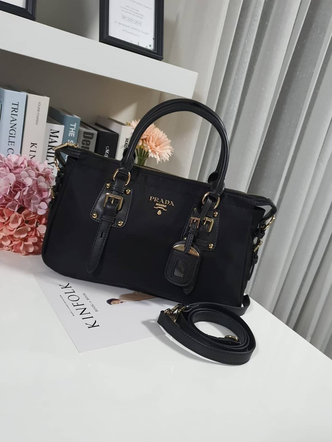 รุ่นยอดฮิต !!! ปังปุริเย่ 🎉🎉 กระเป๋าทรง HANDBAG จากงานพรีเมี่ยมกิ้ฟ จากเคาเตอร์ต่างประเทศ มาแล้วค่า กระเป๋าถือทรงหรู จากแบรนด์ PRADA เป็น กระเป๋าผ้าไนล่อน ตกแต่งรอบใบได้ **สวยมาก ด้านในมีช่องซิปและช่องใส่ของ เป็นสัดส่วน อะไหล่ทองหรู ขนาดกำ