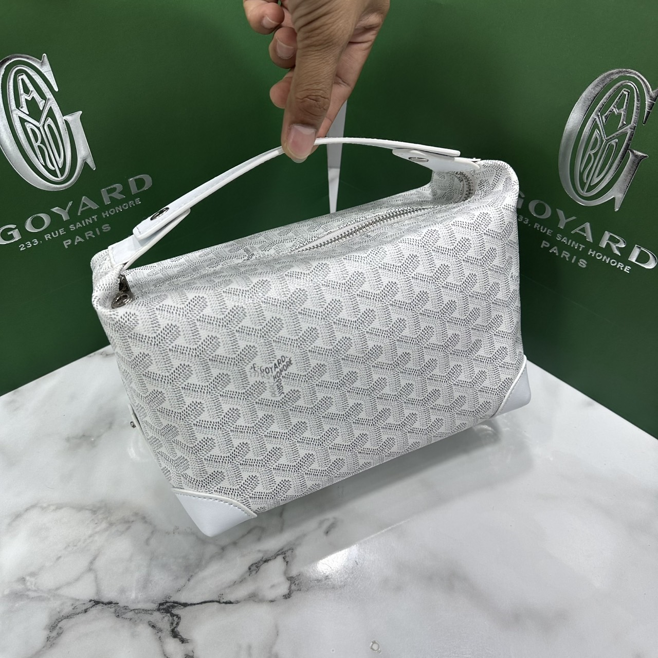 ORI หนังแท้ | Goyard Bowling 25 Toiletry Bag / Goyard Pouch กระเป๋าทรงพอช พร้อมสายถือจับถนัดมือใช้งานง่ายกะทัดรัด ตอบโจทย์ความเรียบง่ายแต่คลาสสิก ใช้ได้ทั้งชายหญิง หรูหรา ติดแกรมที่สุด เป็นรุ่นตามหา ที่ตอนนี้มีพร้อมส่งแล้วค่า