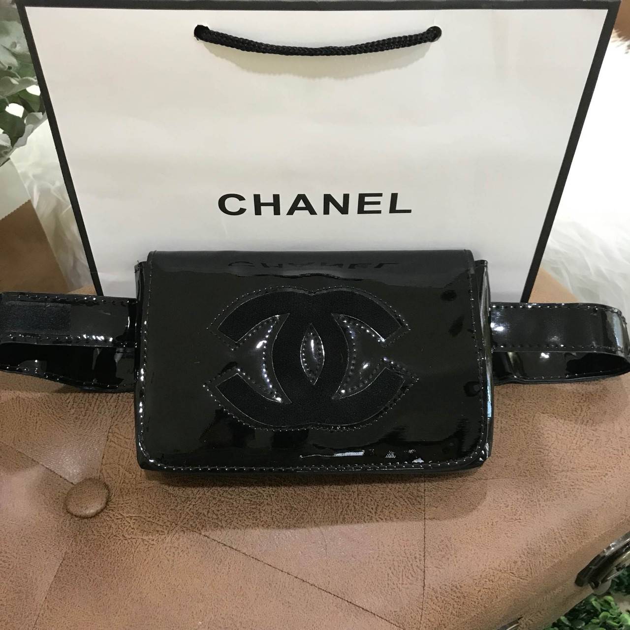 New Chanel Waist Bag Gift With Purchase (GWP) กระเป๋าสะพายคาดเอวหรือคาดอกพรีเมี่ยมกิ้ฟของแท้จาก Chanel Perfume Counter รุ่น Limited Edition วัสดุหนังเเก้วเรียบสวยอยู่ทรงลายมีโลโก้ด้านหน้า เปิดปิดด้วยฝาปิดกระดุมแม่เหล็ก ภายในโล่ง ซับในลายเเบรนด์ ใส่มือถือไ