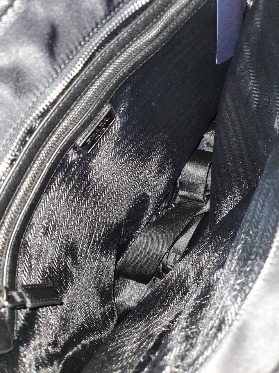 PRADA TOTE NYLON BAG งานใบใหญ่สำหรับคนชอบพกของเยอะมาแล้วค่า เป็นกระเป๋าผ้าไนล่อน ตั้งอยู่ทรงสวย หลงรักเลยคะ สะพายไหล่ได้ ถือก็สวยๆ ใช้แล้วสวยมากๆ