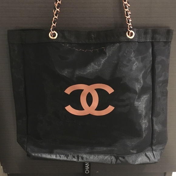 Chanel Black Mesh Tote Bag with Chanel Ribbon กระเป๋าแบรนด์ชาแนล ทำจาก 100% Polyester Mesh รุ่นนี้ สายสะพายโซ่สี rose gold ตัดกับหนัง เพิ่มความหรูหรา น่าใช้ อะไหล่ทุกจุดปั๊มแบรนด์ มาพร้อมริ้บบิ้น Chanel เพื่มดีเทล กระเป๋าด้านหนึ่งสกรีนชื่อแบรนด์ Chanel อี