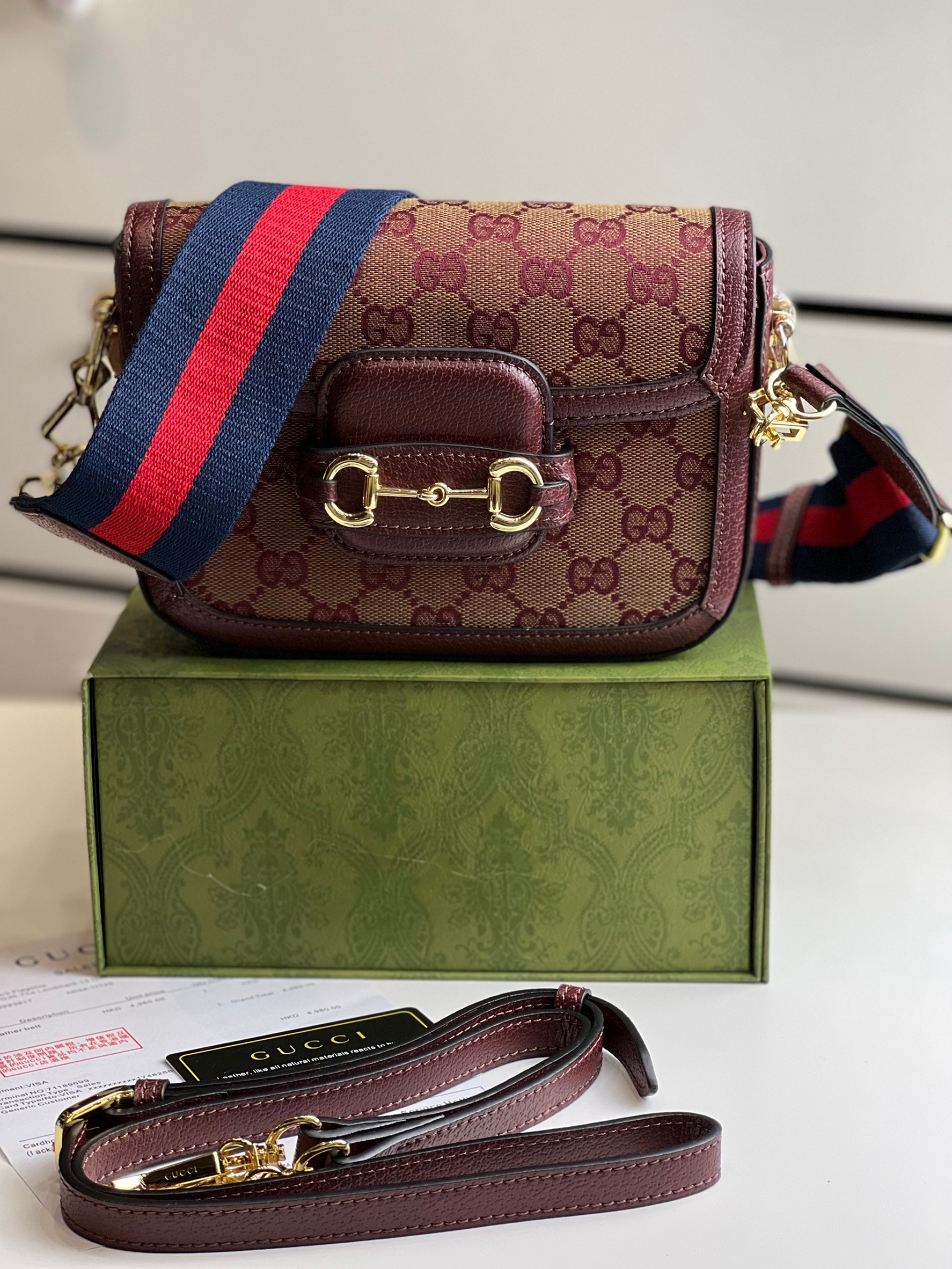 หนังแท้ GUCCI Horsebit 1955 mini bag GG Supreme canvas สีใหม่สวยมากกกก มีมาน้อยน้า สาวๆ ชอบรีบจัดเลยค่าา ที่สุดของรุ่นที่ฮอตหนักมาก คอลเลคชั่นที่ยอดขายดีตั้งแต่วันแรกที่ลง shop ด้วยรูปทรงที่กะทัดรัด ตอบโจทย์ได้ทุกลุค ทุกไลฟ์สไตล์ ใช้งานได้ง่ายคล่องตัว เรี