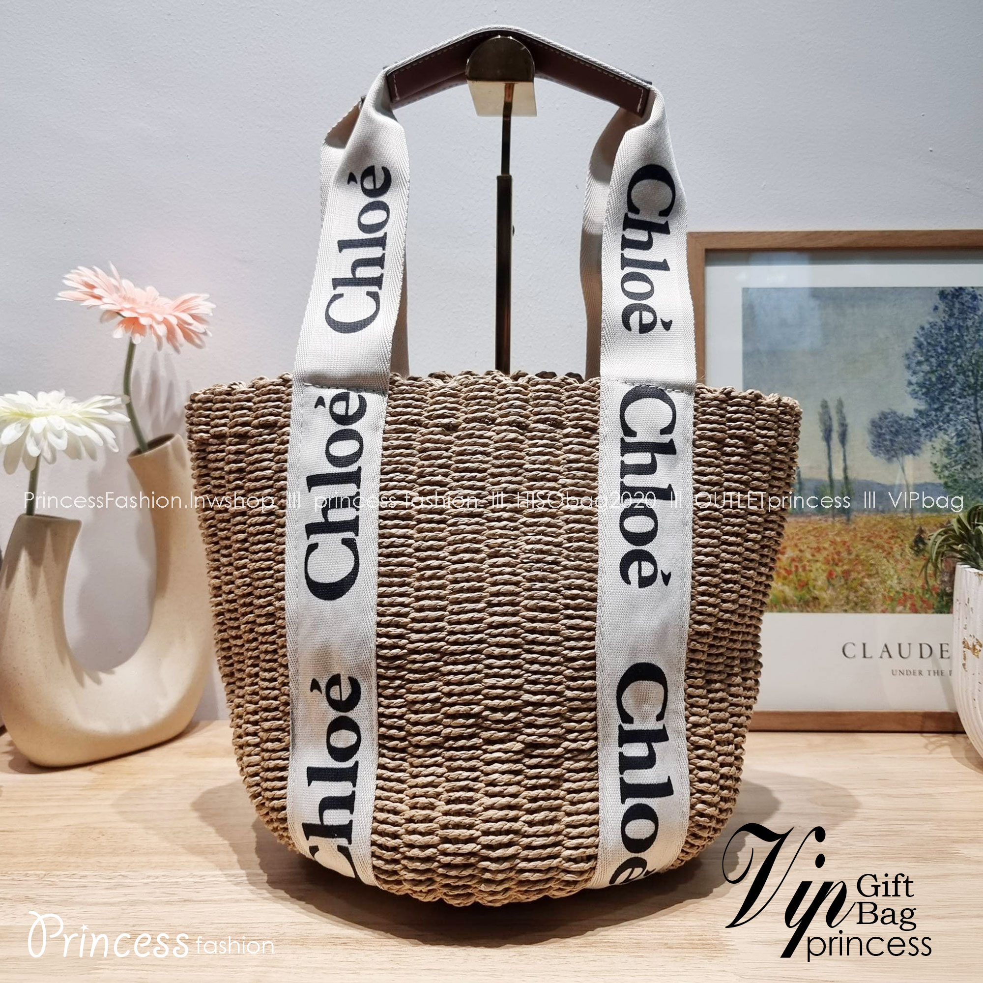 CHLOE LARGE WOODY BASKET กระเป๋าสะพายสานทรงตะกร้า ยอดฮิตติดลมของแบรนด์ ด้วยวัสดุสังเคราห์จากธรรมชาติ สานทอเต็มใบออกมาเป็นลวดลายสวยงาม