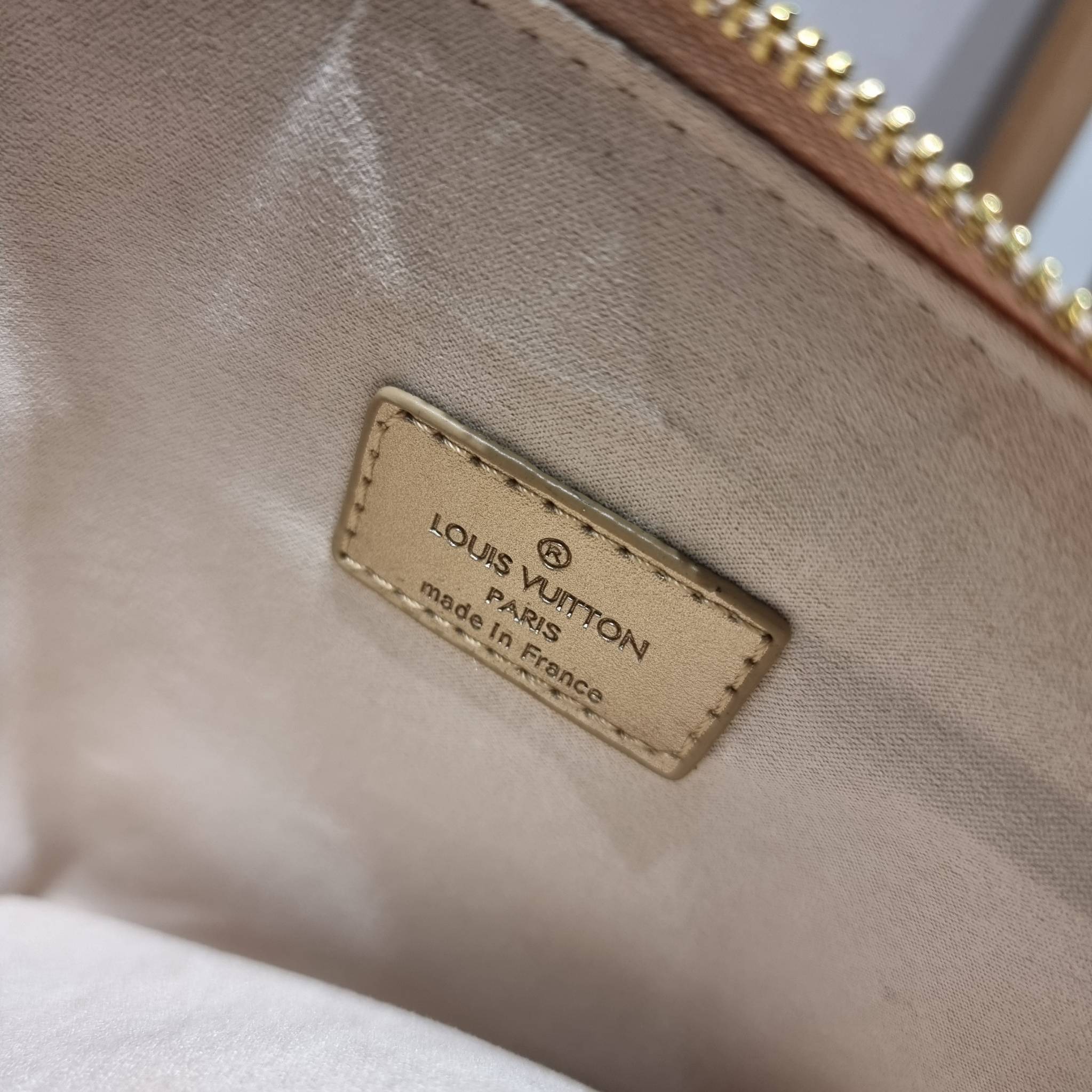 LV Coussin Bag / LV HANDLE POUCH MONOGRAM LIMITED EDITION กระเป๋าสะพายกึ่งคลัชท์ สุดล้ำ ดีไซน์ใหม่ สีลิมิเต็ดมาแรงมาก ด้วยความสวยปังตั้งแต่แรกเห็น วัสดุหนังแกะปั๊มลายสวย มาพร้อมสาย 2 เส้น เชิดๆสับๆ