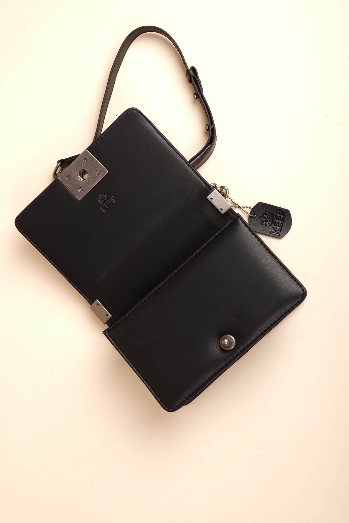 รุ่นขายดีที่สุด!!!! KEEP Quited Boy Bag กระเป๋า ทรง boy style KEEP LOOK Cool มากๆ เลยน๊าใบนี้ ไม่มีถือว่า Out มากๆ 💘ตัวกระเป๋าอยู่ทรง ทำจากหนังแกะสังเคราะห์นิ่ม-ตึงสวย สายโซ่ มีที่รองไหล่ สะพายสบายคะ สายปรับ สั้น ยาวได้คะ ใบนี้ ไม่ต้องพูดถึงความสว