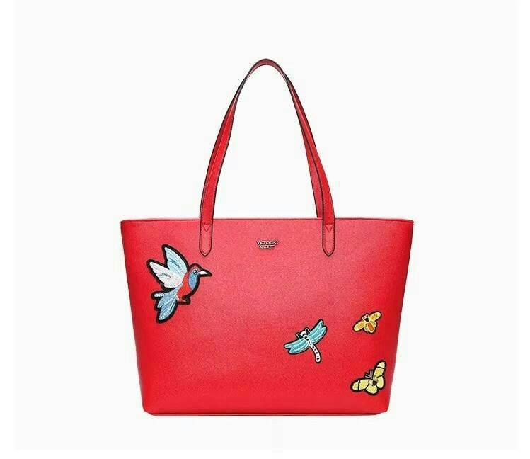 Victoria’s Secret Tote Bag 2019 กระเป๋าถือหรือสะพายลายหนังคาเวียร์ สวยด้านหน้าประดับด้วยโลโก้ ตัวกระเป๋าแต่งด้วยลายปักสวยเก๋ ปากกระเป๋าเปิดปิดด้วยซิปสะดวกใช้ ภายในมีช่องโล่งและช่องเล็กไว้แบ่งเก็บของ ใส่หนังสือ เอกสาร A4 Notebook ipad กระเป๋าสตางค์ ของใช้ไ