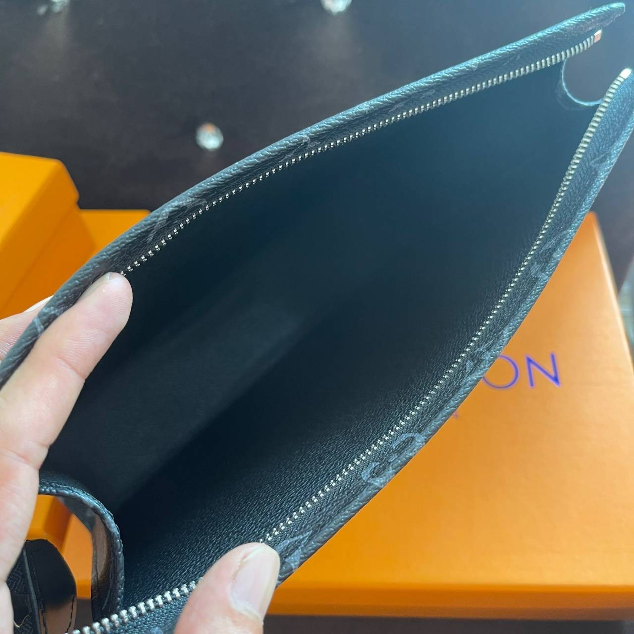 หนังแท้ LOUIS VUITTON POCHETTE VOYAGE CLUTCH BAG พร้อมส่งที่ไทย!! ที่นี่ที่เดียว LV CLUTCH ขายดีตลอดกาล ไม่มีตกยุค ถือคูลๆ เลยค่า