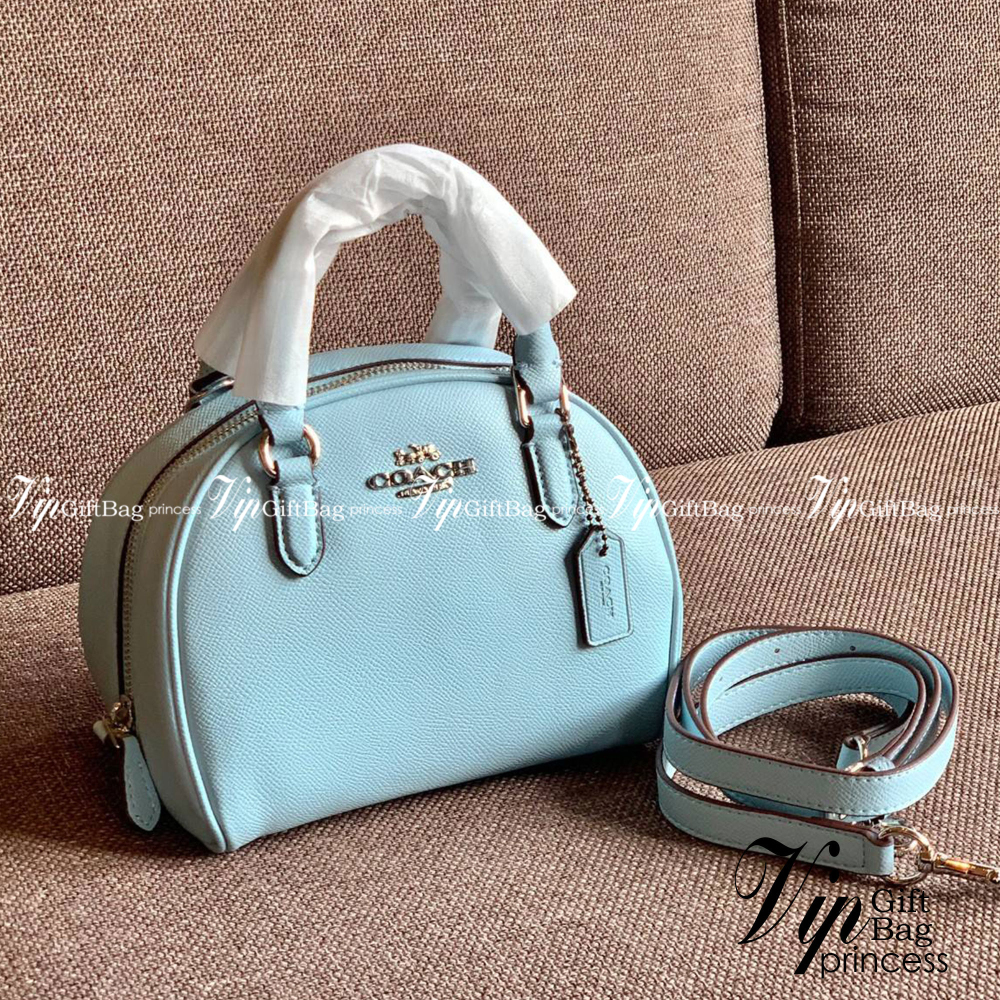 COACH SYDNEY SATCHEL BAG CA202 CA591 CB596 ใหม่ล่าสุด กับคอลที่สาวๆต้องหลงรัก กระเป๋าสะพายทรง satchel ที่มีรูปทรงดึงดูดสายตา สวยแรกเห็น วัสดุหนัง crossgrain พร้อมหูจับในตัว เปิด-ปิดด้วยซิป ภายในโล่งกว้าง ขนาดกำลังดี มีสายครอสให้ ปรับได้ตามชอบ ใบจริงลูกคุณ