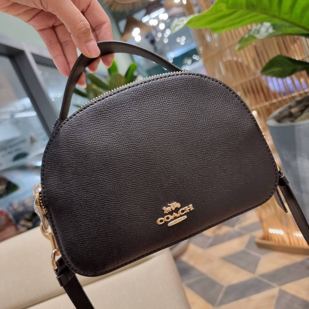 COACH 1589 SERENA SATCHEL กระเป๋าสะพายคอลเลคชั่นยอดฮิต ดีไซน์ลุคผู้ดี ต้องยกให้น้องใบนี้เลย!! จัดสีคุณหนูมาให้ สวยตาแตก!! วัสดุหนัง crossgrain ทนทาน เปิด-ปิดด้วยซิป 2 ช่องหลัก ภายในเป็นช่องโล่ง เก็บของได้แบบสบายๆ ใส่มือถือได้ทุกรุ่น สามารถหยิบไปแมทช์ได้ง่