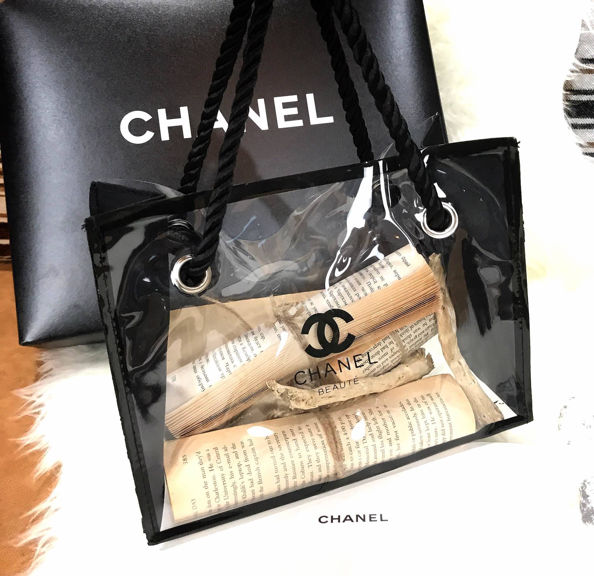 ห้ามพลาด! ไอเท็มหายาก..น่าใช้น่าสะสม! Must Have! New Chanel VIP Beaute Clear Transparent Cosmetic Bag & Chanel Cosmetic Hard Case Square With Zip พรีเมี่ยมกิ้ฟ Limited Edition จากผลิตภัณฑ์ Chanel Lelift ของแท้นำเข้าจากเคาเตอร์ต่างประเทศ ราคาสุดคุ้ม สาวก C