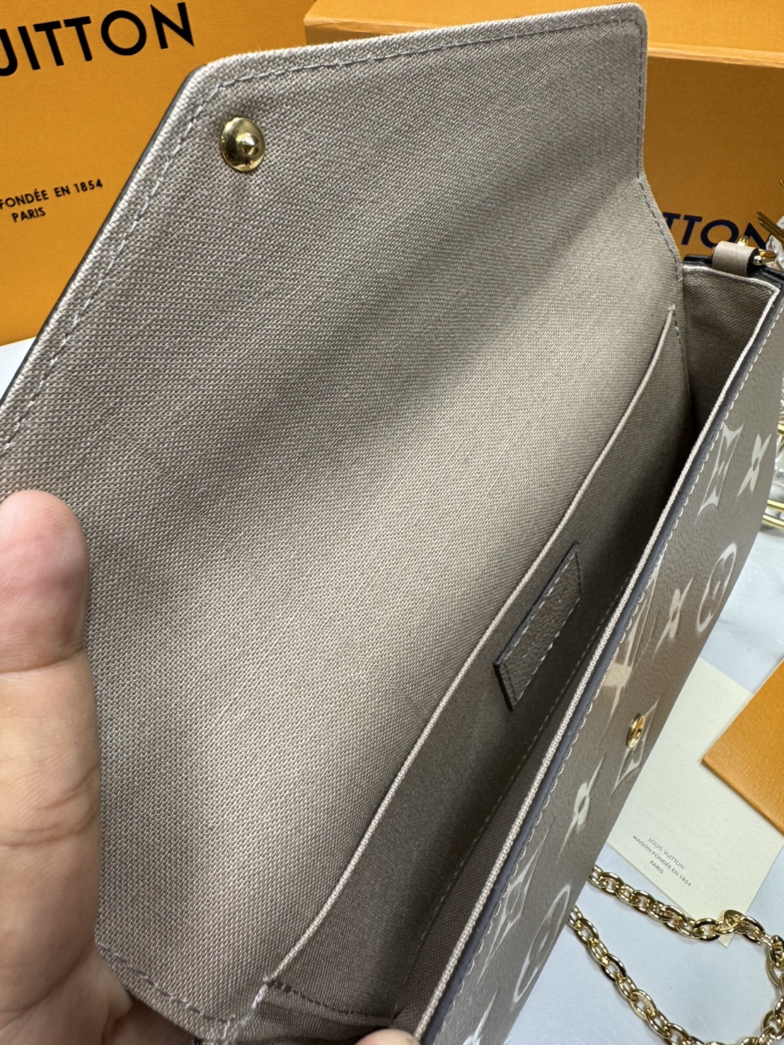 OP ORI หนังแท้ | LV Felicie Pochette bag in soft Monogram Empreinte leather กระเป๋าสะพายทรงพอชขนาดกะทัดรัด หนัง Monogram Empreinte เนื้อนุ่มประทับลาย Monogram สุดไอคอนิก