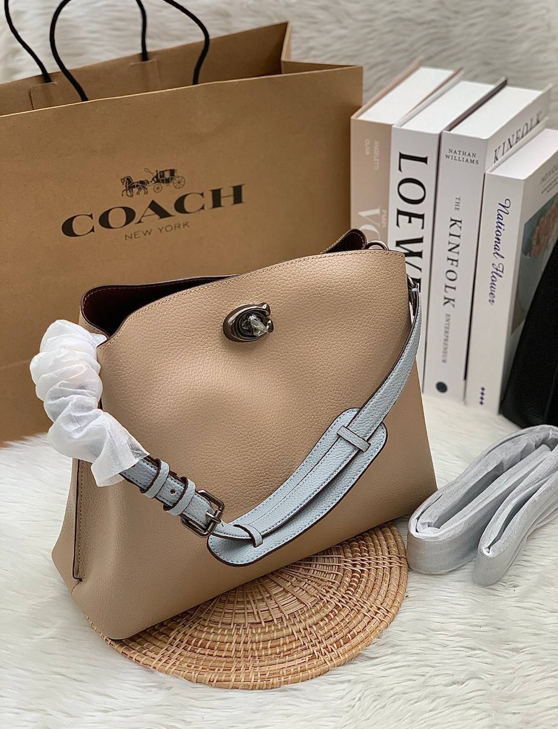 COACH WILLOW SHOULDER BAG ((C2745//C2590//C2621)) พร้อมส่งที่ไทย รุ่นแนะนำค่ะ🔥🔥 🔺กระเป๋าหิ้ว//คล้องไหล่//สะพายข้าง สุดคุ้ม! หนังแท้ชั้นดี ได้ไปหลงรักแน่นอนค่ะ หนังสวยมากๆ😘 🔺ตัวกระเป๋าแบ่งเป็นสองช่องหลัก ด้านนึงเป็นแ