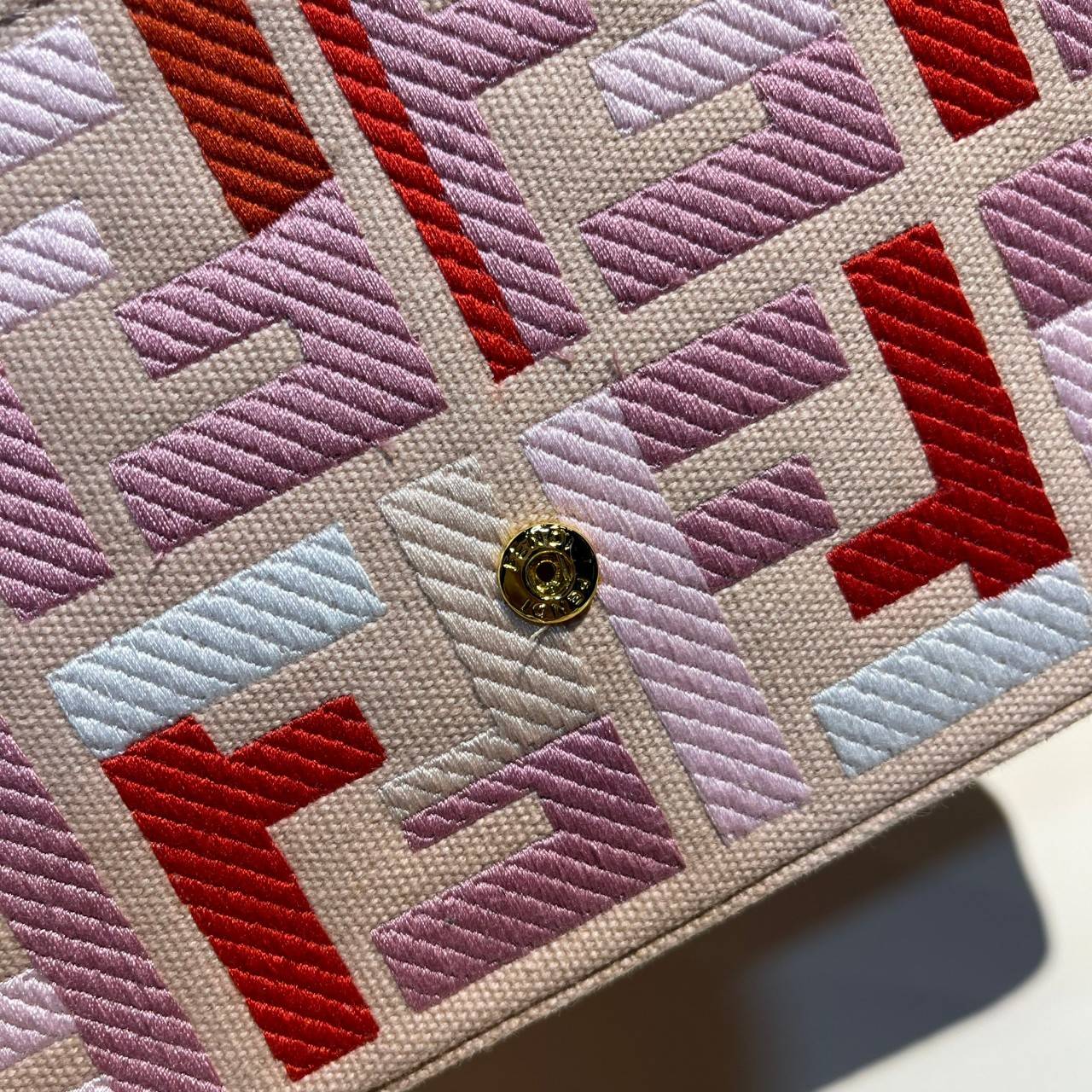 หนังแท้ Fendi Wallet On Chain With Pouches leather mini-bag กระเป๋าสะพายข้างทรงเหลี่ยมตกแต่งด้วยโลโก้ Fendi กระดุมแป๊ก มาพร้อมกระเป๋าด้านในแบบถอดได้ถึง 2ใบ สุดคุ้ม พร้อมสายโซ่และสายสปอร์ตถอดออกได้ ไอเท็มนี้ไม่ควรพลาดเลยค่าา