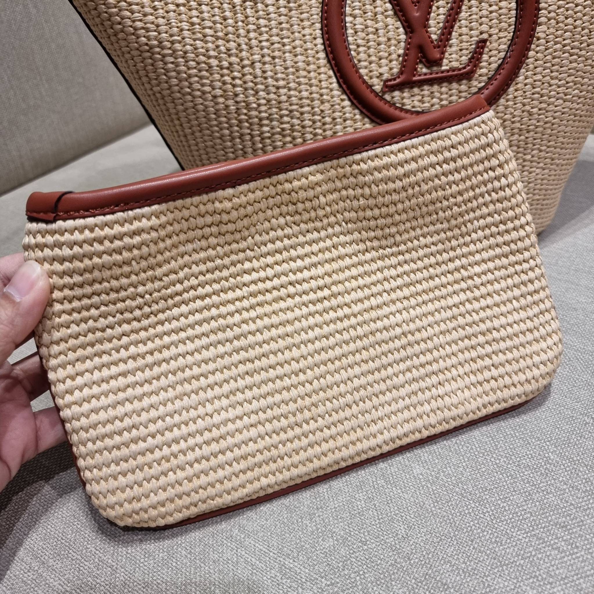 LV SAINT JACQUES LIMITED BAG ไอเท็ม เอ็กซ์คลูซีพจัดมาให้สาวๆโดยเฉพาะ!! กระเป๋าสะพายใบใหญ่รุ่นลิมิเต็ดหายาก ด้วยวัสดุสังเคราห์จากธรรมชาติ สานเต็มใบออกมาเป็นลวดลายสวยงาม และยังโดดเด่นด้วยโลโก้ สีโทนอุ่น ทำให้ไอเท็มนี้ ดูดีน่าค้นหา มาพร้อมใบลูกอีกหนึ่ง ที่สา