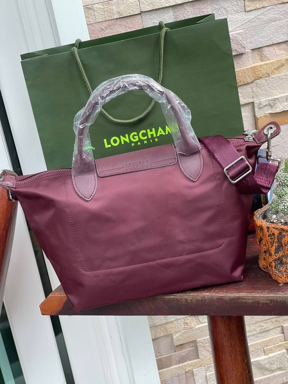 Longchamp LE PLIAGE NÉO TOP HANDLE BAG อีกหนึ่งรุ่นยอดนิยม ที่สาวๆ ต้องมีไว้เก็บไว้สักใบ กระเป๋าโท้ทใบนี้ มาพร้อมกับสีที่มีสไตล์เรียบง่าย มีสายสะพายยาวปรับสั้นยาวได้ช่วยให้คุณสามารถสะพายไหล่ได้อย่างสบาย ในตัวสายปักโลโก้อันเป็นสัญลักษณ์ ในขณะที่ที่ปิดแบบซิ