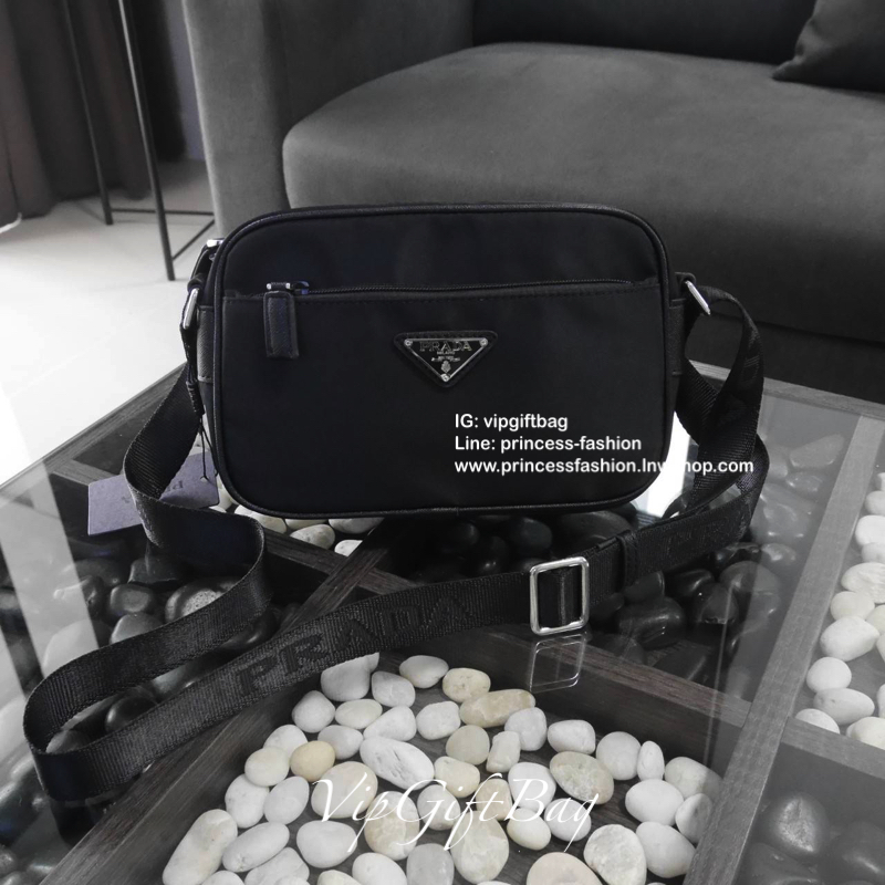 กระเป๋าสะพายข้าง จากแบรนด์ Prada วัสดุทำจากผ้าNylon อย่างหน้า อยู่ทรงสวยเลยคะ ขนาดกะทัดรัด ใส่มือถือ กระเป๋าตังยาว ได้เหลือๆคะ ด้านหน้ามีช่องซิปแยกให้คะ ด้านในบุผ้าลายแบรนด์อย่างดี มีป้ายโลหะแบรนด์ พร้อมช่องใส่ของแยกอีกด้วยคะ อะไหล่เงินทั้งใบ รุ่นนี้แม่ค้