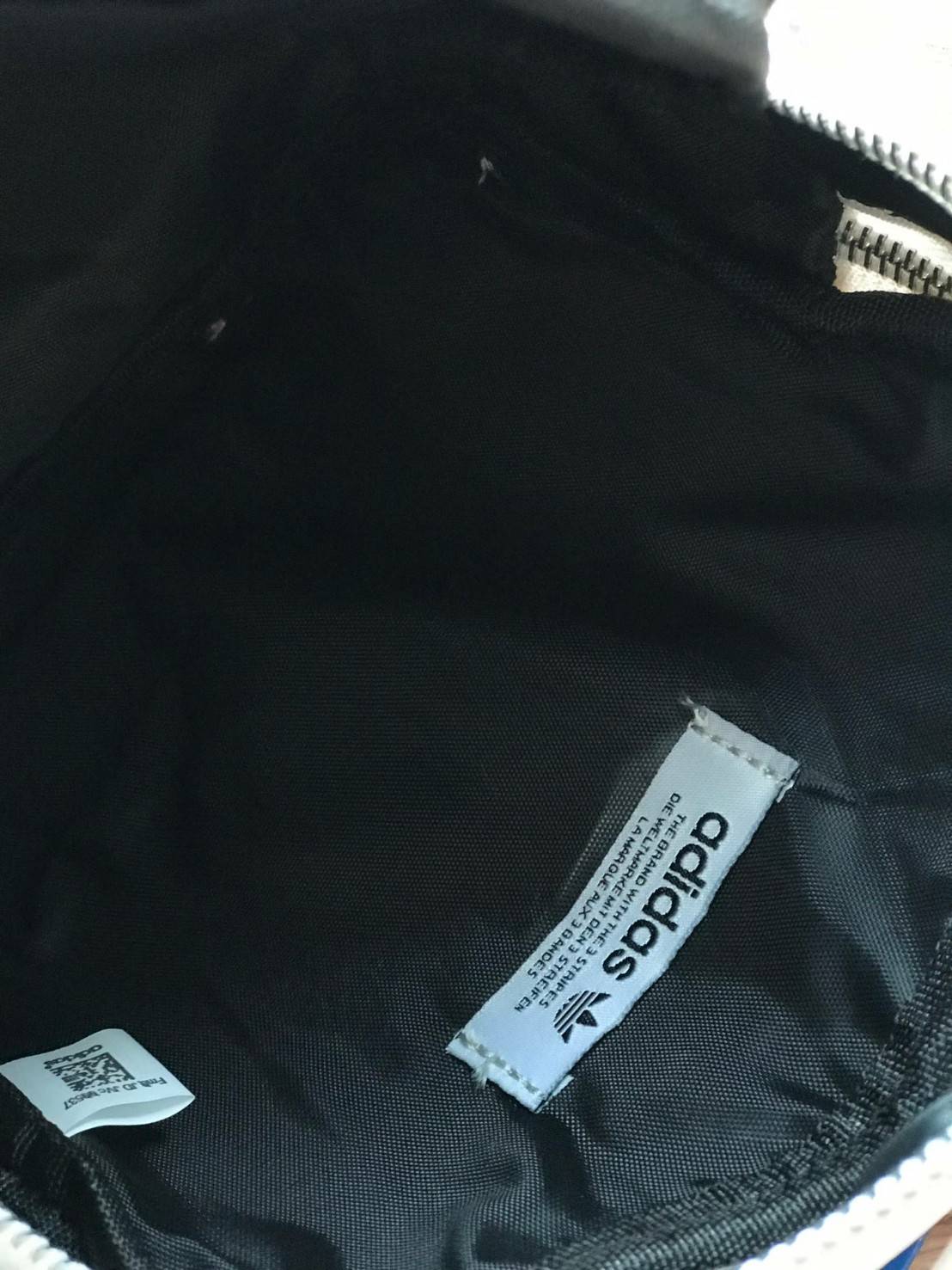 Adidas Mini Shoulder Bag and Backpack กระเป๋าแบบทรีเวย์ ที่สามารถถือเก๋ สะพายเท่ๆแบบเป้หรือสะพายข้าง มีช่องซิปเปิดได้ทั้งด้านหน้าและด้านหลัง เพื่อการใช้งานที่สะดวกสบาย วัสดุหนังpu หนังนิ่ม ถือสบายมือ มีหมุดรองฐานกันรอยสี่มุม ใบเดียวสามารถเปลี่ยนลุคช์ได้ด้