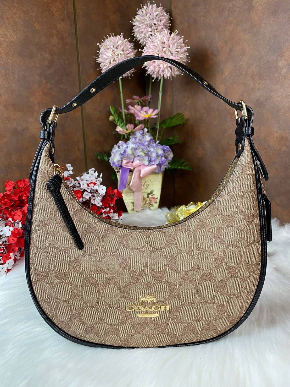 Coach Bailey Hobo With Whipstich Shoulder Bag (coachc1322) กระเป๋าcoach ทรงโค้งใช้แบบหิ้วหรือคล้องไหล่ก็ดูดี ใช้วัสดุหนังแท้ชั้นดี หนังสวยมากๆค่ะ ด้านหน้าใช้อะไหล่แบรนด์ตัวใหญ่ หรู ดูสะดุดตามีเดียว จุดเด่นตรงสายคือร้อยหนังเป็นสีเข้ากับตัวกระเป๋าได้สวยงาม 