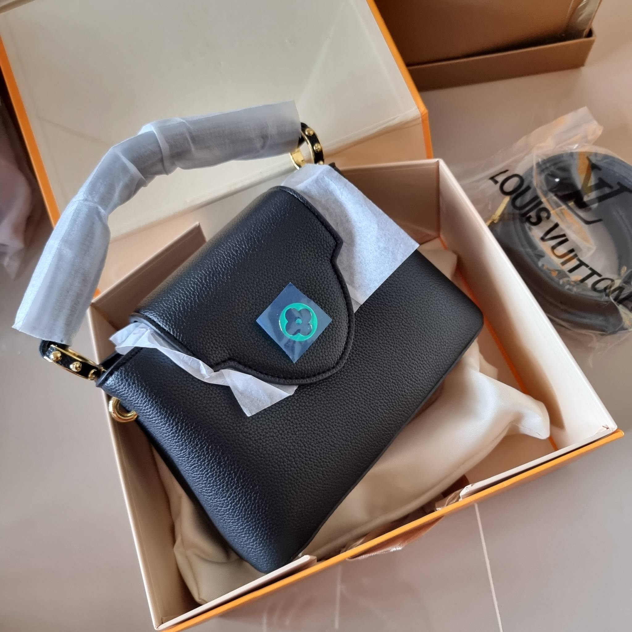 LV capucines mini top handle ที่สุดของความสวยในราคาเบาๆ กระเป๋าถือสุดหรู ดีไซน์ทรงคลาสสิค ที่รอบนี้มาในไซส์มินิ ดีงามม้ากกกก!! มาพร้อมหูจับในตัว ด้วยรูปทรงวินเทจและวัสดุหนังลูกวัว ขับผิว ทำให้ไอเท็มนี้สะกดทุกสายตาจริงๆ